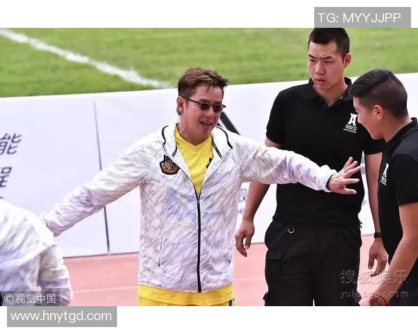 足球巨星化身老年球员上场打球引发热议与欢笑